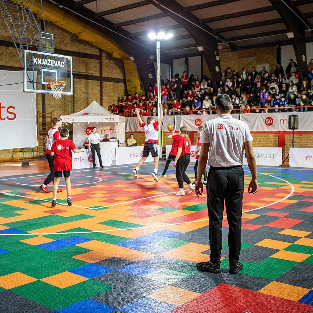 Ritelite Quad Pod K65 mobile lighting towers lighting up a 3x3 basketball court for training